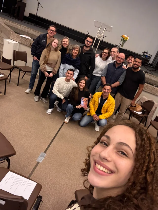 Registro coletivo de participantes de um encontro com um livro de apologética