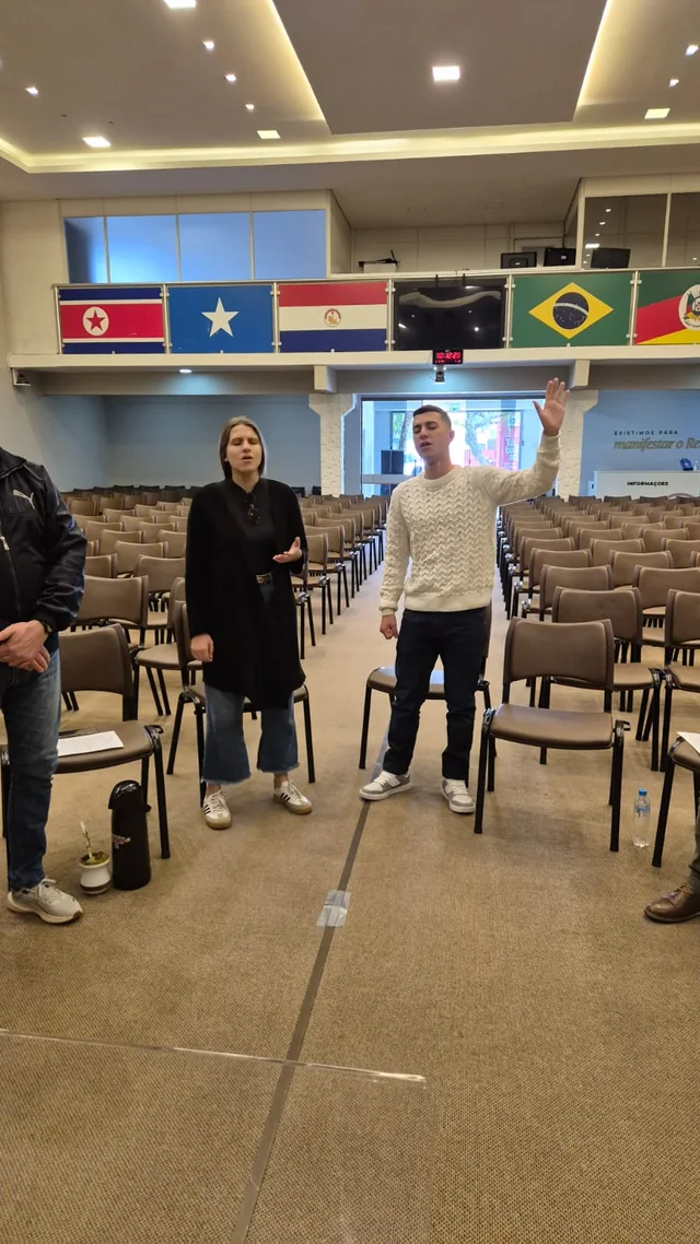 Participantes reunidos em pé durante um encontro