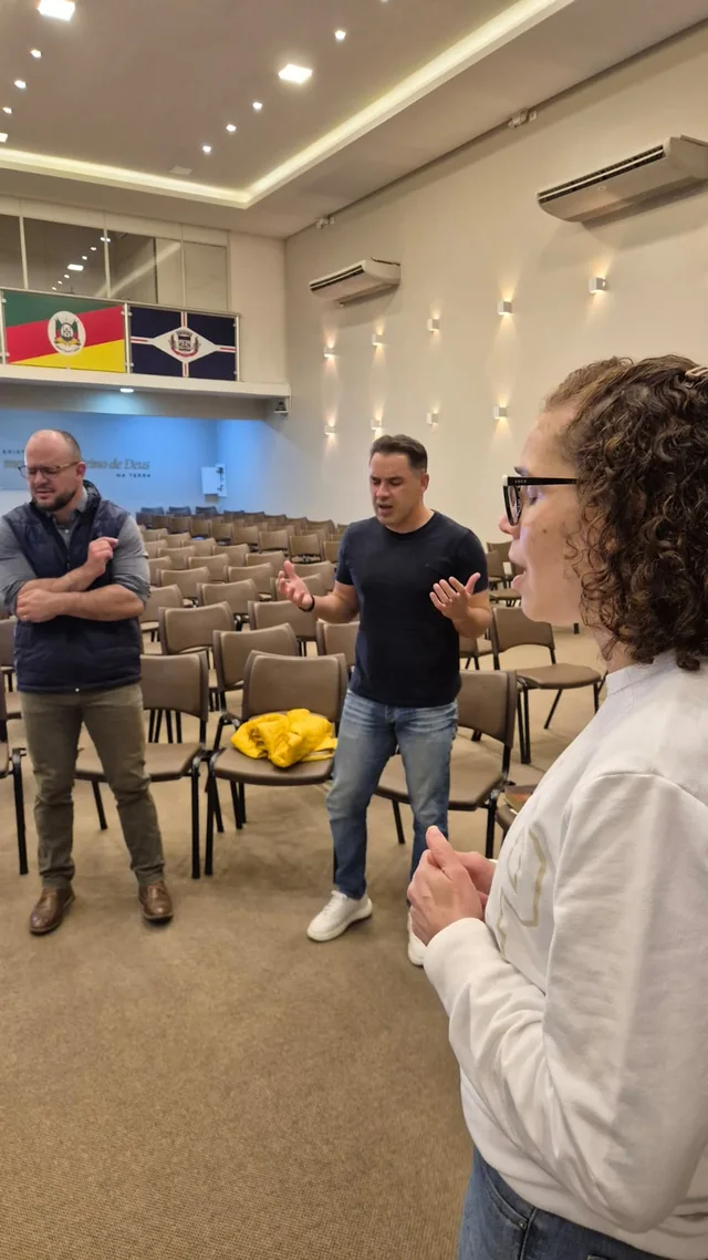 Pessoas reunidas no auditório durante um encontro