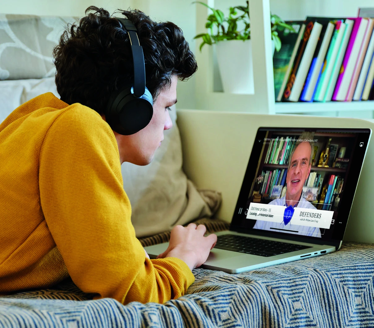 Pessoa ouvindo conteúdo com fones de ouvido